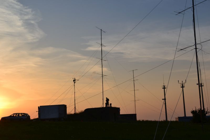 Foto zeigt: Antenenanlage der Conteststation DA0FF, im Hintergrund das Relais DB0WAS